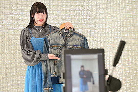 織田ファッション専門学校_SNSを使ってライブ配信で洋服を紹介する学生