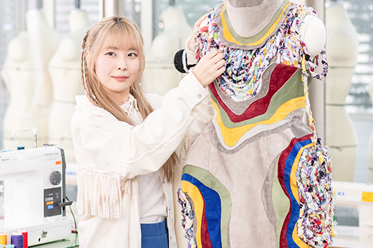 織田ファッション専門学校_服を縫製する学生