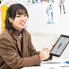 織田ファッション専門学校_デザイン画を描く学生