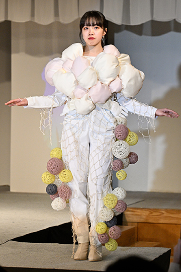 織田ファッション専門学校ファッションデザイン科の学生が製作した「ぬくもり」がテーマの衣装