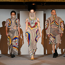 織田ファッション専門学校のファッションショーでベージュの衣装を着てランウェイを歩く学生