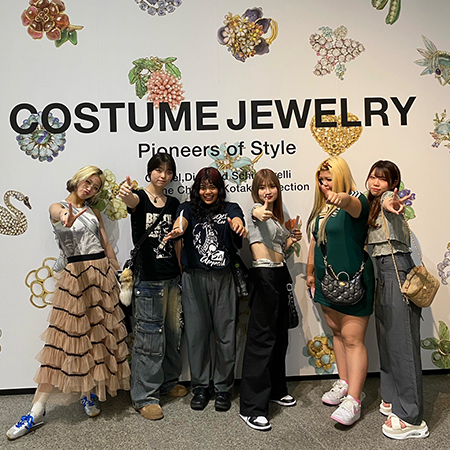 展覧会を訪れる織田ファッション専門学校ファッションデザイン科の学生