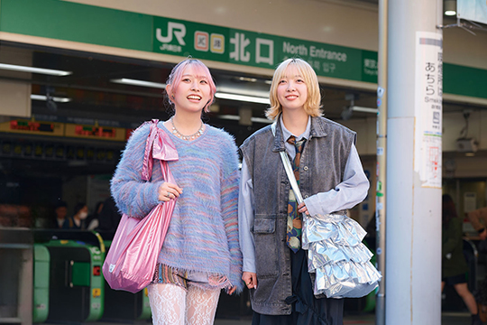 学校へ向かう織田ファッション専門学校ファッションビジネス科学生