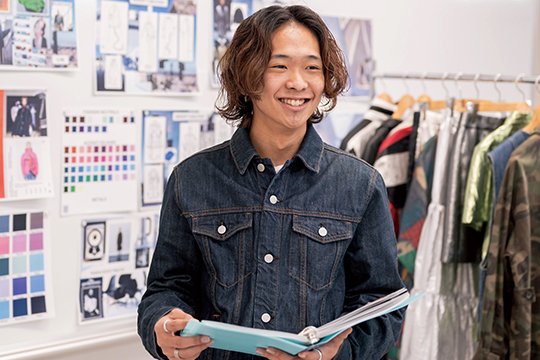 プレゼンをする織田ファッション専門学校ファッションビジネス科学生