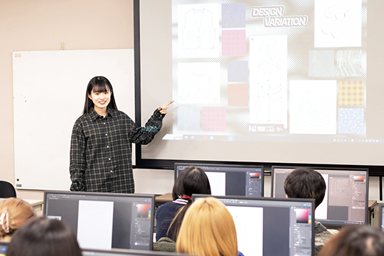 プレゼンをする織田ファッション専門学校ファッションビジネス科学生