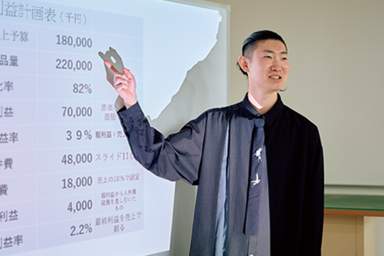 プレゼンをする織田ファッション専門学校マーチャンダイジング専攻科学生