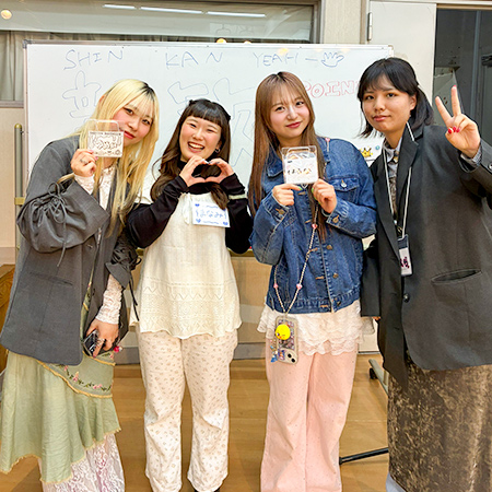 新入生歓迎会を運営する織田ファッション専門学校スタイリスト科の学生たちの集合写真