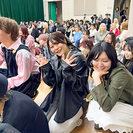 学内イベントを楽しむ織田ファッション専門学校ファッションデザイン科、ファッションテクニカル科、スタイリスト科、ファッションビジネス科の学生たち