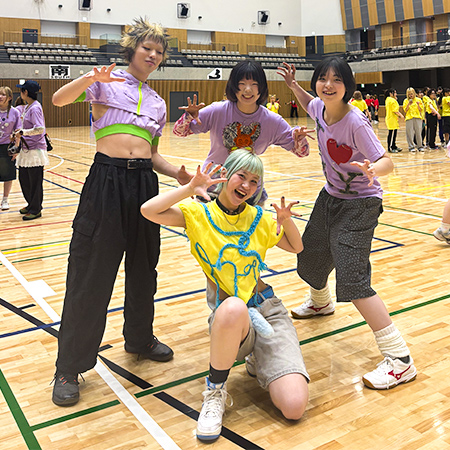 自分でリメイクしたTシャツを着て体育祭を楽しむ織田ファッション専門学校の学生たち