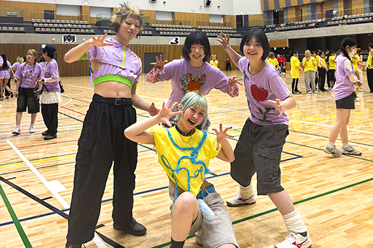 体育祭で集合写真を撮る織田ファッション専門学校の学生たち