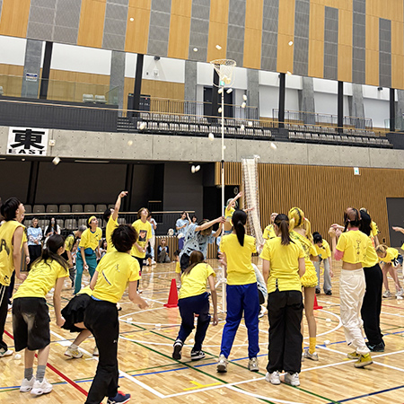 自分でリメイクしたTシャツを着て玉入れをする織田ファッション専門学校スタイリスト科の学生たち