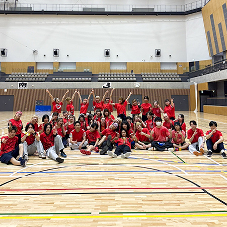 織田ファッション専門学校の体育祭で優勝したファッションビジネス科の学生たちの集合写真