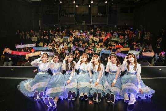 織田ファッション専門学校ファッションテクニカル科学生が衣装提供するアイドルグループのライブ衣装