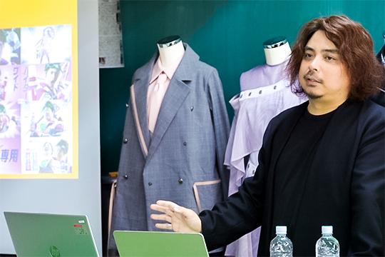 衣装製作会社TARKSのデザイナーによる講義シーン