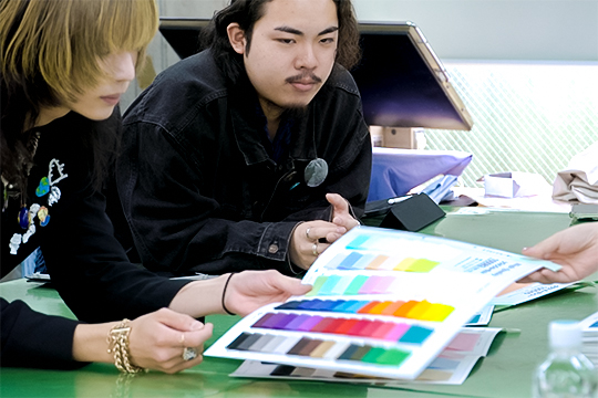 アイドルの衣装製作について検討する織田ファッション専門学校ファッションテクニカル科学生