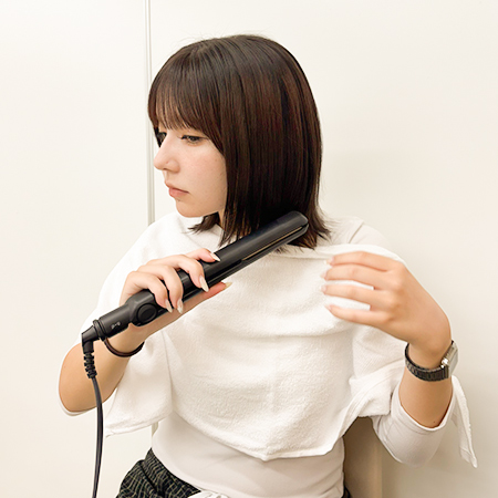 セルフプロデュースの一環としてヘアメイクに挑戦する織田ファッション専門学校ファッションビジネス科の学生