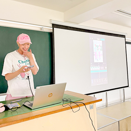 織田ファッション専門学校ファッションビジネス科の学生にSNSでのプロモーション方法を教えるギアンさん