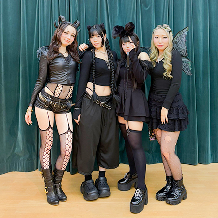 仮装した姿で写真を撮影する織田ファッション専門学校の学生たち