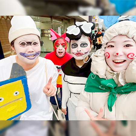 アニメのキャラクターに仮装した織田ファッション専門学校の学生たち