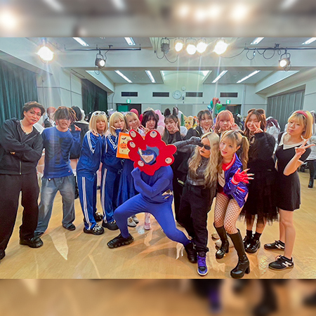 ハロウィンを満喫する織田ファッション専門学校の学生と教員