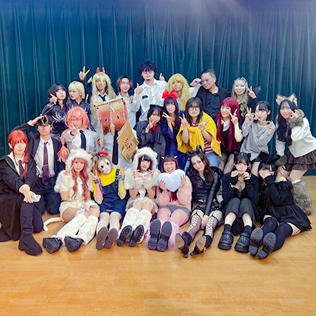 ハロウィンパーティーで記念撮影をする織田ファッション専門学校の学生たち