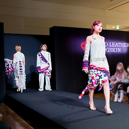 ファッションテクニカル専攻科が製作した衣装を着る織田ファッション専門学校学生たち