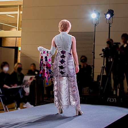 豚革の衣装を着用しポージングをする織田ファッション専門学校学生