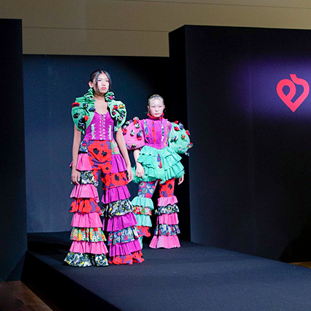 ファッションデザイン専攻科が製作した衣装を着る織田ファッション専門学校学生たち