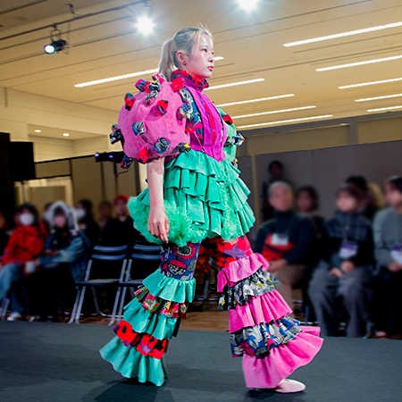 豚革を使って製作した衣装を着用しランウェイを歩く織田ファッション専門学校学生