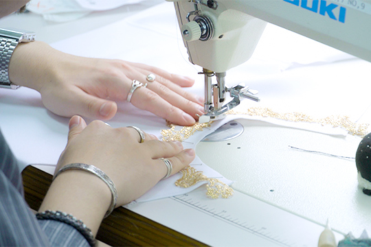 織田ファッション専門学校ファッションテクニカル科学生がアイルドル衣装をミシンで縫製する様子