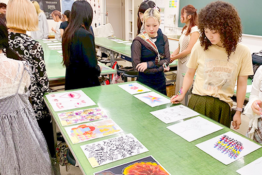 ブランドイメージについて検討する織田ファッション専門学校学生