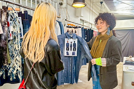 ポップアップストアで接客を行う織田ファッション専門学校学生