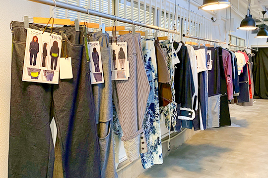 服飾専門課程の学生が製作した商品が並ぶポップアップストアの店内