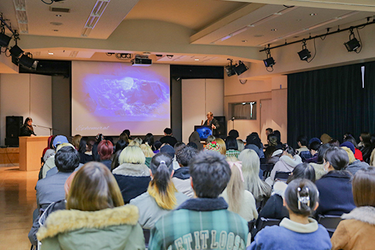 ベストコーディネートについて発表を行う織田ファッション専門学校スタイリスト科2年生