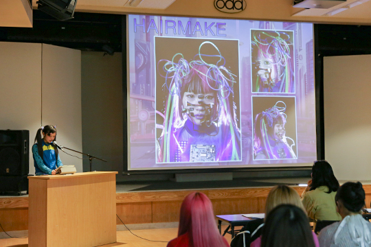 金賞を受賞した織田ファッション専門学校スタイリスト科学生の発表の様子