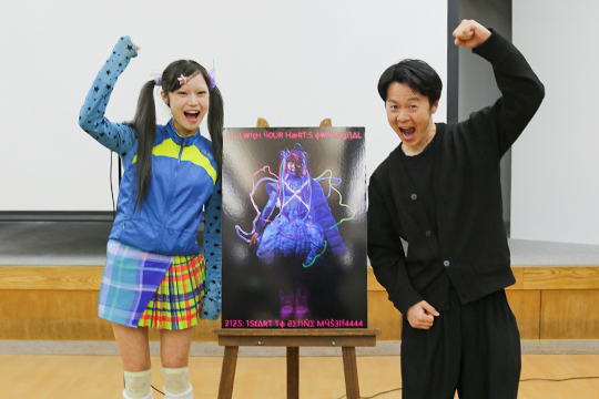 金賞を受賞した織田ファッション専門学校スタイリスト科学生と審査を担当したファッション業界関係者