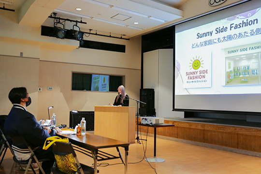 研究成果について発表を行う織田ファッション専門学校マーチャンダイジング専攻科学生