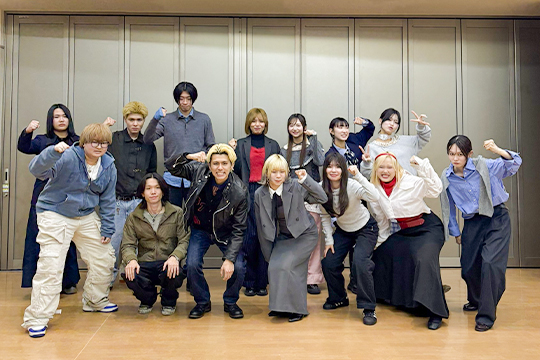 卒業制作発表会後に集合写真を撮影する織田ファッション専門学校マーチャンダイジング専攻科学生