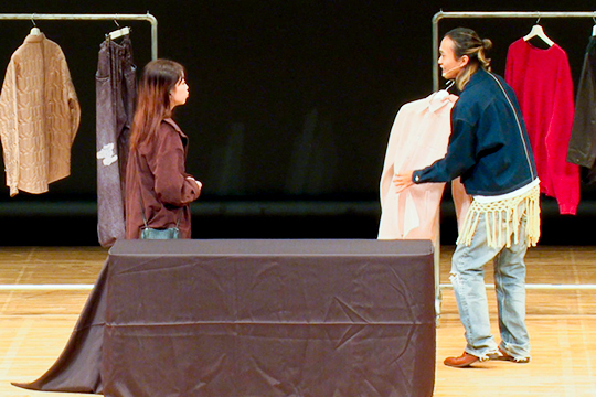 ロールプレイングを行う織田ファッション専門学校ファッションビジネス科学生