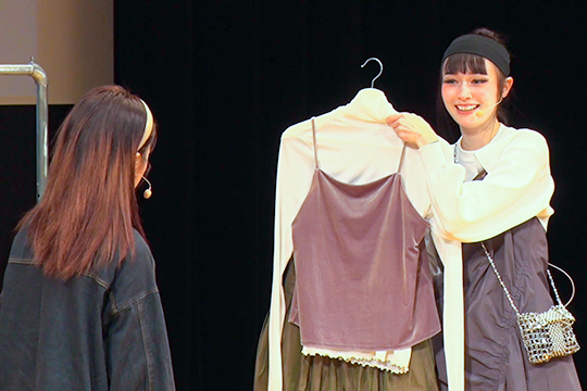 笑顔で接客を行う織田ファッション専門学校ファッションビジネス科学生