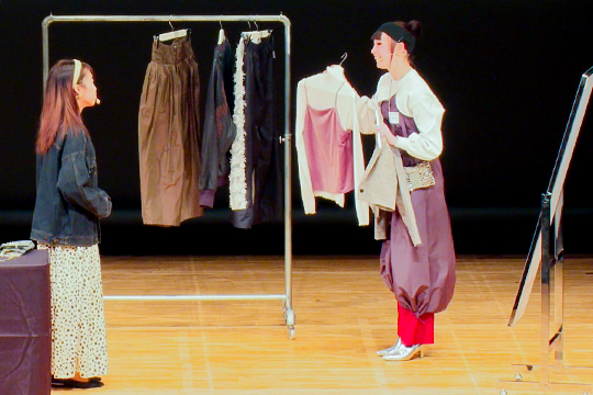 決勝の舞台で接客を行う織田ファッション専門学校ファッションビジネス科学生