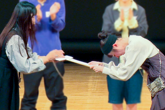 シルバー賞の賞状を受け取る織田ファッション専門学校ファッションビジネス科学生