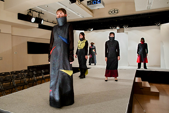 作品を披露する織田ファッション専門学校ファッションデザイン科ファッションテクニカル科1年生