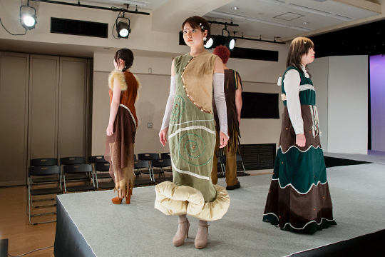 ショーに向けてリハーサルを行う織田ファッション専門学校ファッションデザイン科ファッションテクニカル科1年生