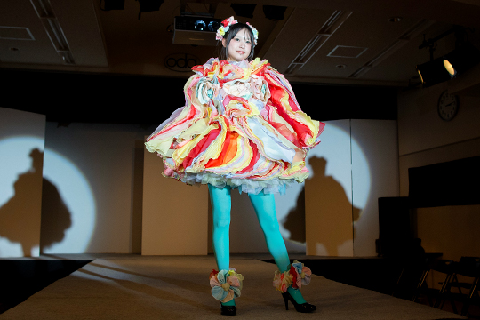 製作した作品を着用しリハーサルを行う織田ファッション専門学校ファッションデザイン科2年生