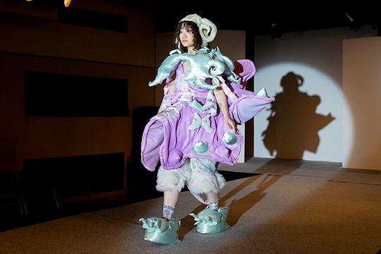 学内コンテストの作品を披露する織田ファッション専門学校ファッションテクニカル科2年生