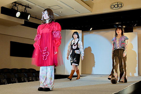 製作した作品を着用しリハーサルを行う織田ファッション専門学校服飾専門課程学生