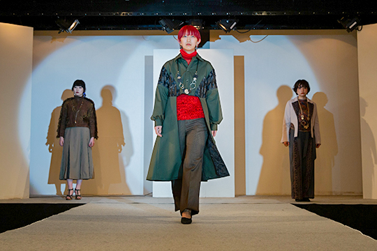 ファッションショーに向けリハーサルを行う織田ファッション専門学校服飾専門課程学生