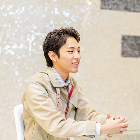 インタビューに応える織田ファッション専門学校ファッションビジネス科学生