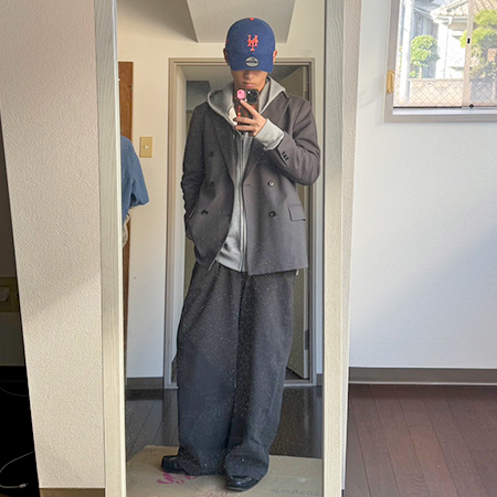 自宅でコーディネートを検討する織田ファッション専門学校ファッションビジネス科学生